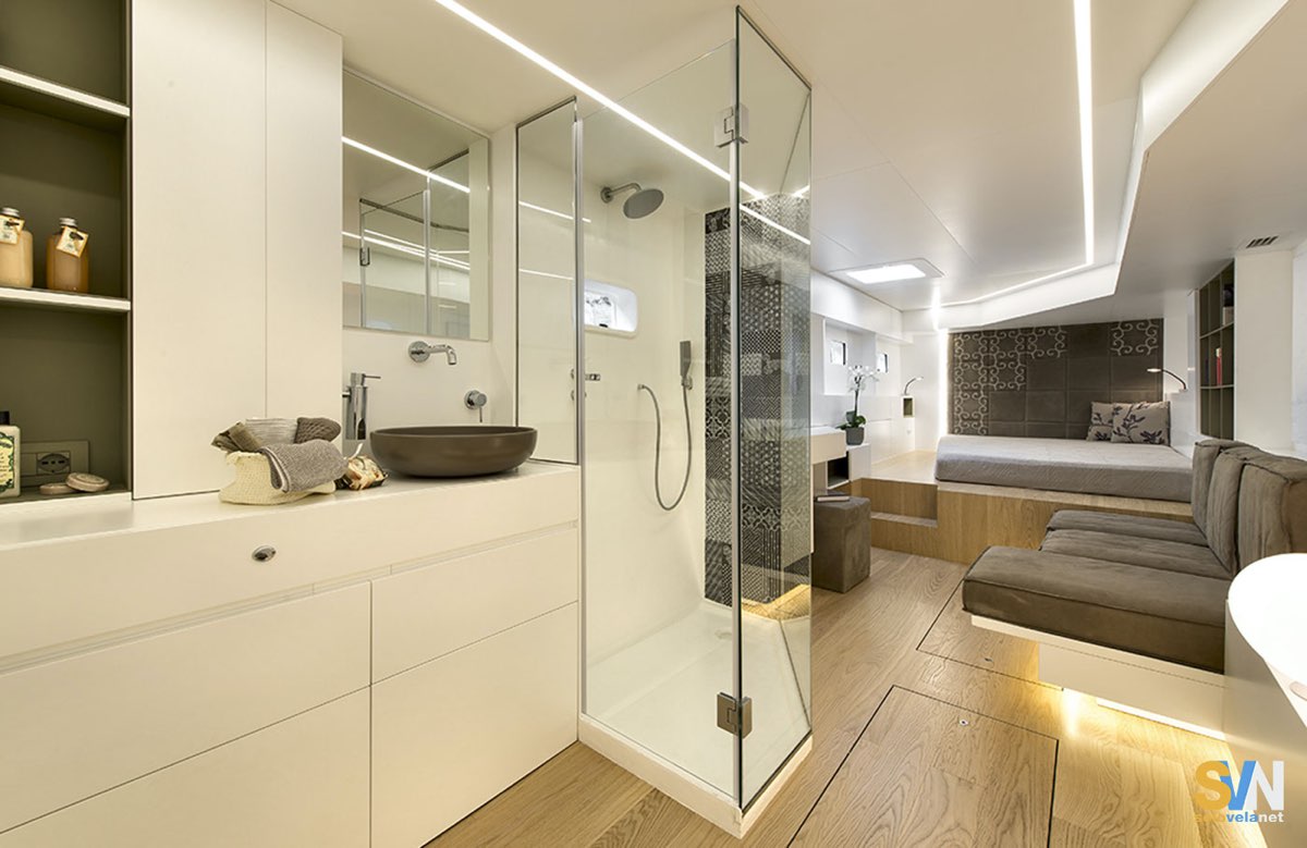 Set Marine 625. Mobile con lavabo e doccia a vista, integrati nello spazio della master cabin a tutto scafo. Interior design: Ilenia Indaco