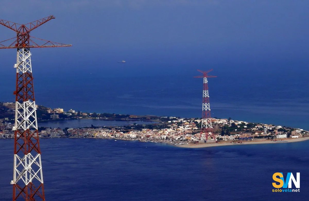 I due grandi trralicci che portano la corrente elettrica oltre lo stretto