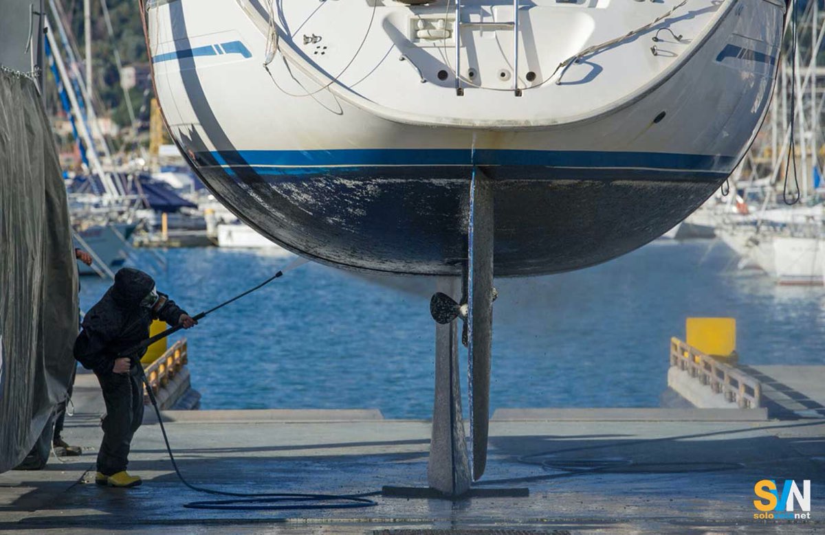 Durante il carenaggio, la pulizia dello scafo con l’idropulitrice è fondamentale per rimuovere incrostazioni e preparare la barca ai controlli stagionali.

