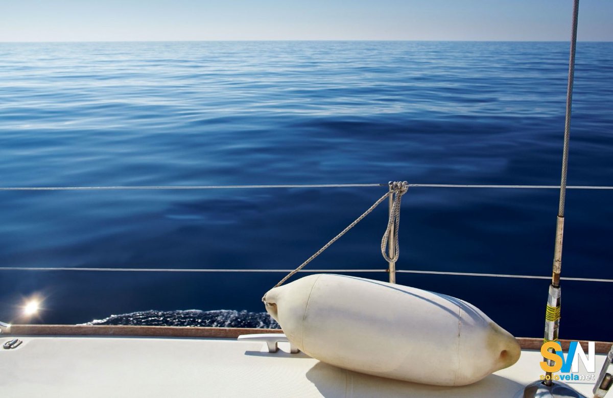 Il parabordo sul passavanti oltre ad essere molto brutto è pericoloso perchè restringe molto il passaggio