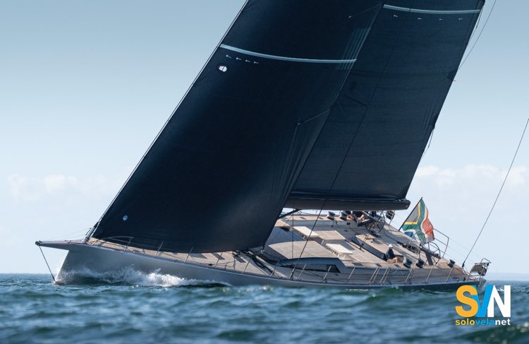 Il Kalantis avanza di bolina