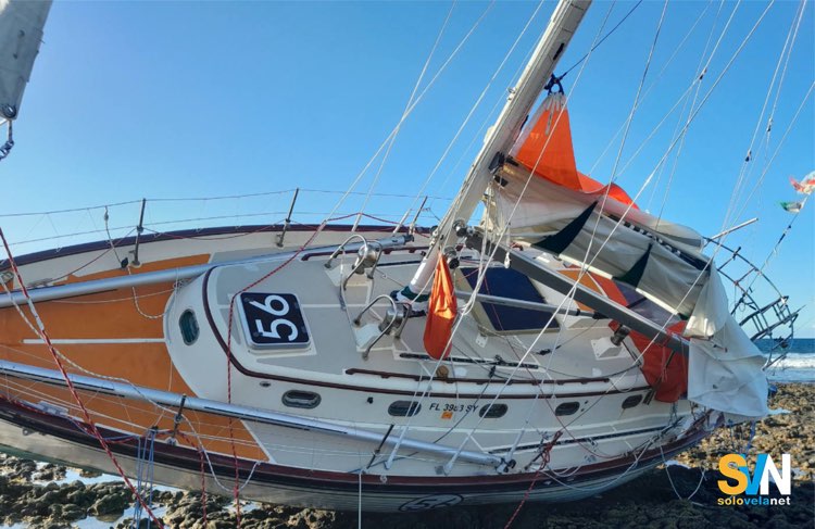 La barca di Guy deBoer finita sugli scogli