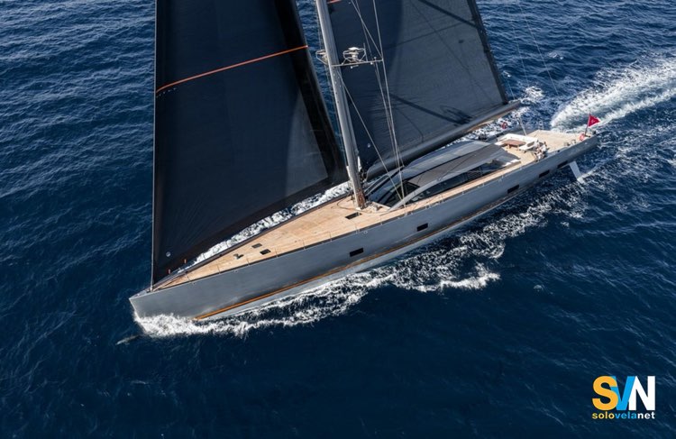 Magic, Un 44 metri di Vitters disegnato da Reichel Pugh Design e varato nel 2025. Per la barca chiedono 45 milioni di euro