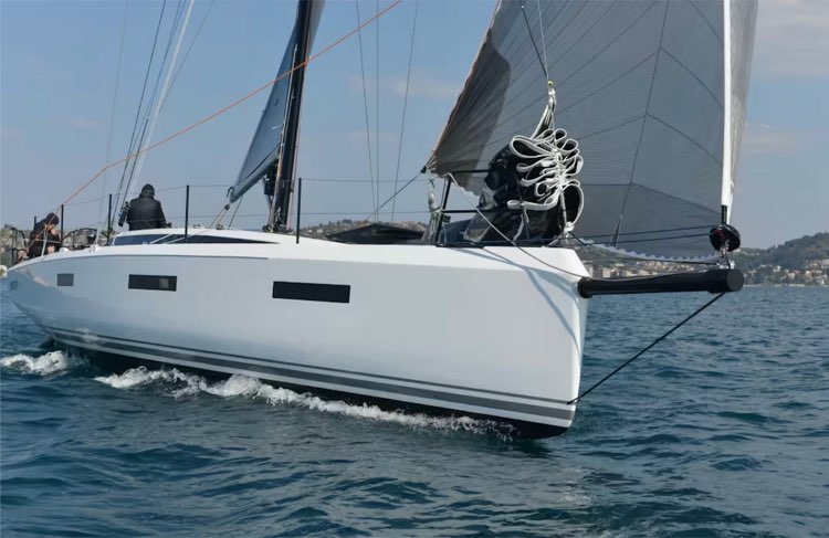 Il mercato di arricchisce di un nuovo performance per la costruzione in serie, l'Oceantec 43 dell'omonimo cantiere sloveno