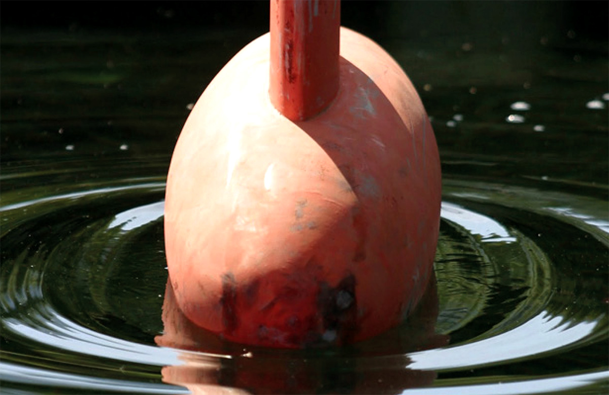 Una chiglia a T tocca l'acqua per il varo