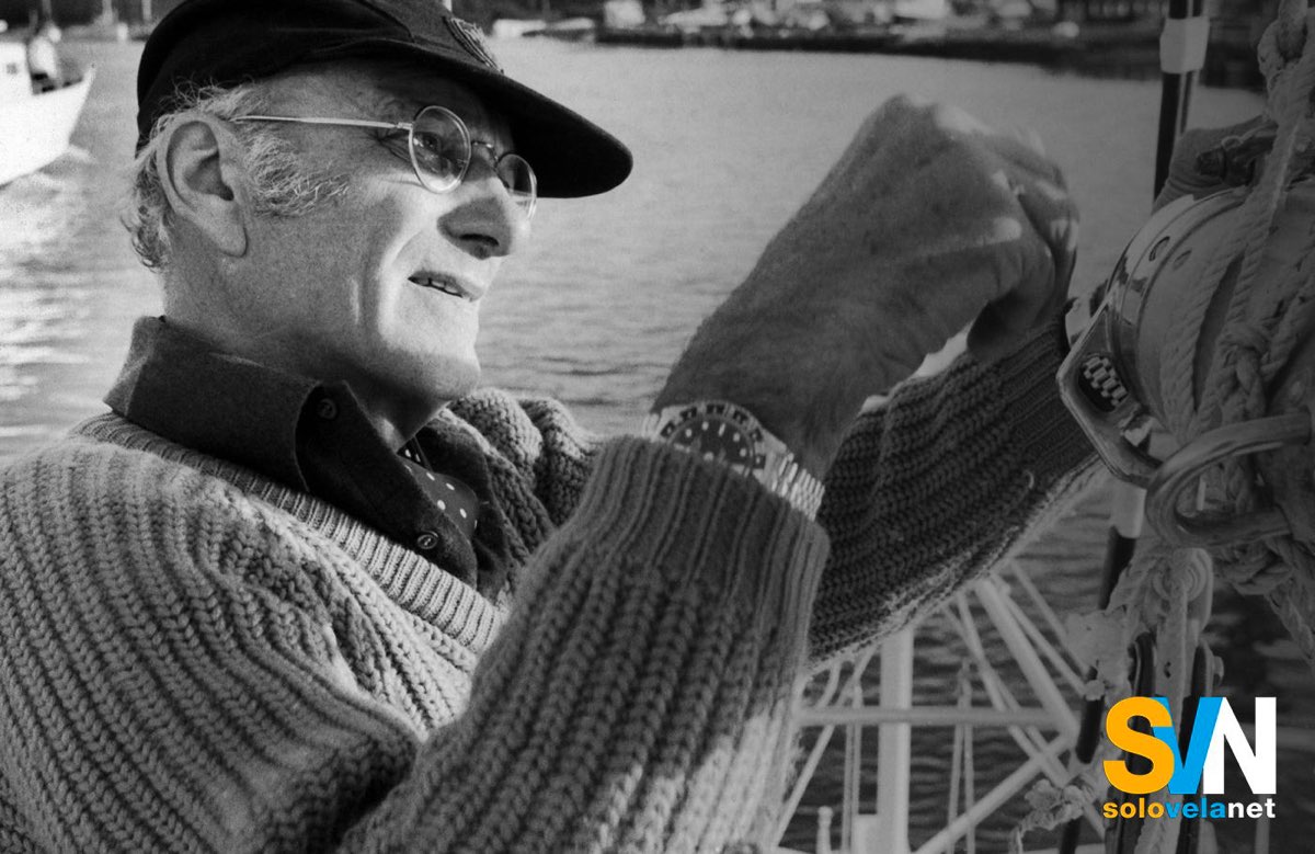 Francis Chichester mentre è intento a mettere a posto un particolare del sistema randa
