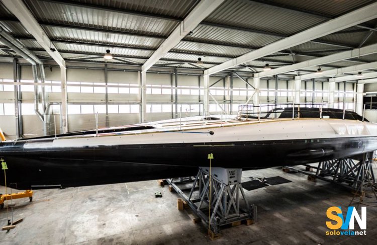 Uscito dallo stamo Ferrari Hypersail è stato subito armato con una battagliola per permettere a chi vi lavora di muoversi in sicurezza
