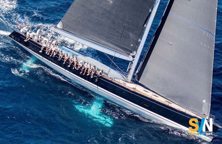 Il Magic Blu, Wally di 29 metri che reagara alla Giorgio Armani Superyacht Regatta in Costa Smeralda