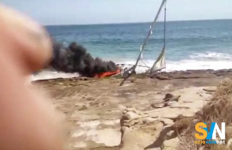 La barca che ha preso fguoco. Fuoco che si propagherà a buona parte dell'isola
