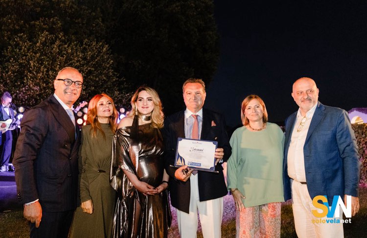 Stefano PIzzi al centro con sua figlia Iole sulla sinistra circondati dalle figure più importanti dell'avventura Spartivento