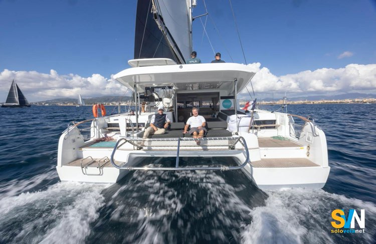 Un Lagoon 43 in navigazione