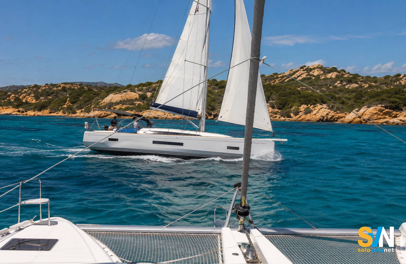 Catamarano o monoscafo: quale scegliere per una crociera estiva?