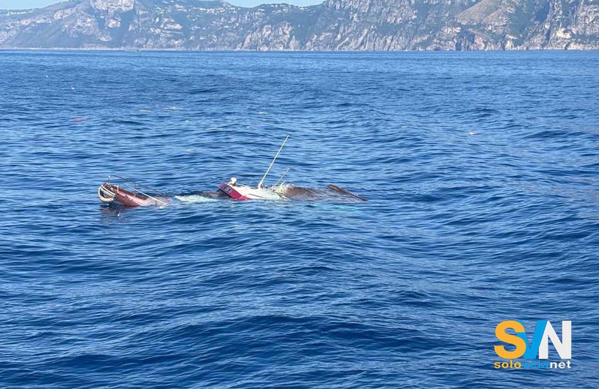 A tutti può capitare di incontrare inmare una barca che sta affondando. In qeuste circostanze bisogna sapere cosa si deve fare