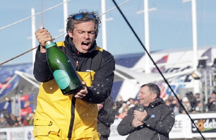Charlie Dalin festeggia la vittoria al Vendée Globe