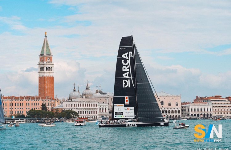 Arca, rischia di affondare, l'equipaggio, bene addestrato e molto preparato, riesce a salvare la barca e tutte le persone a bordo