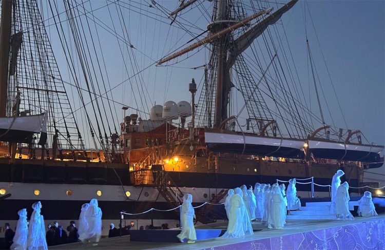 Un momento dell'opera Simon Boccanegra di Verdi messa in scena a La Spezia con Amerigo Vespucci come quinta