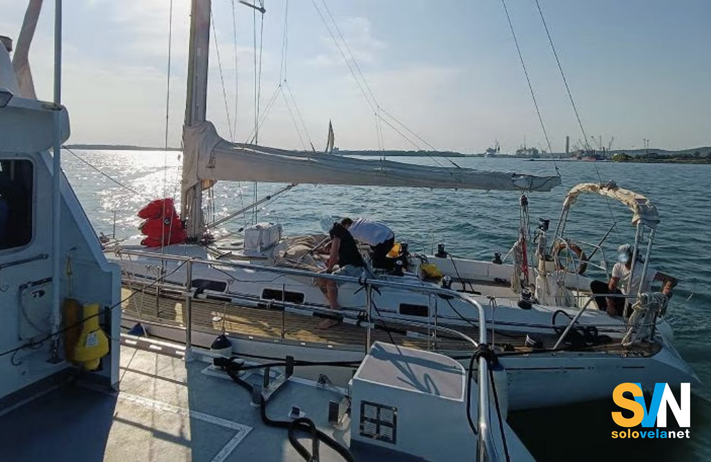 Barca imbarca acqua tra Duino e Monfalcone: salvi tre diportisti