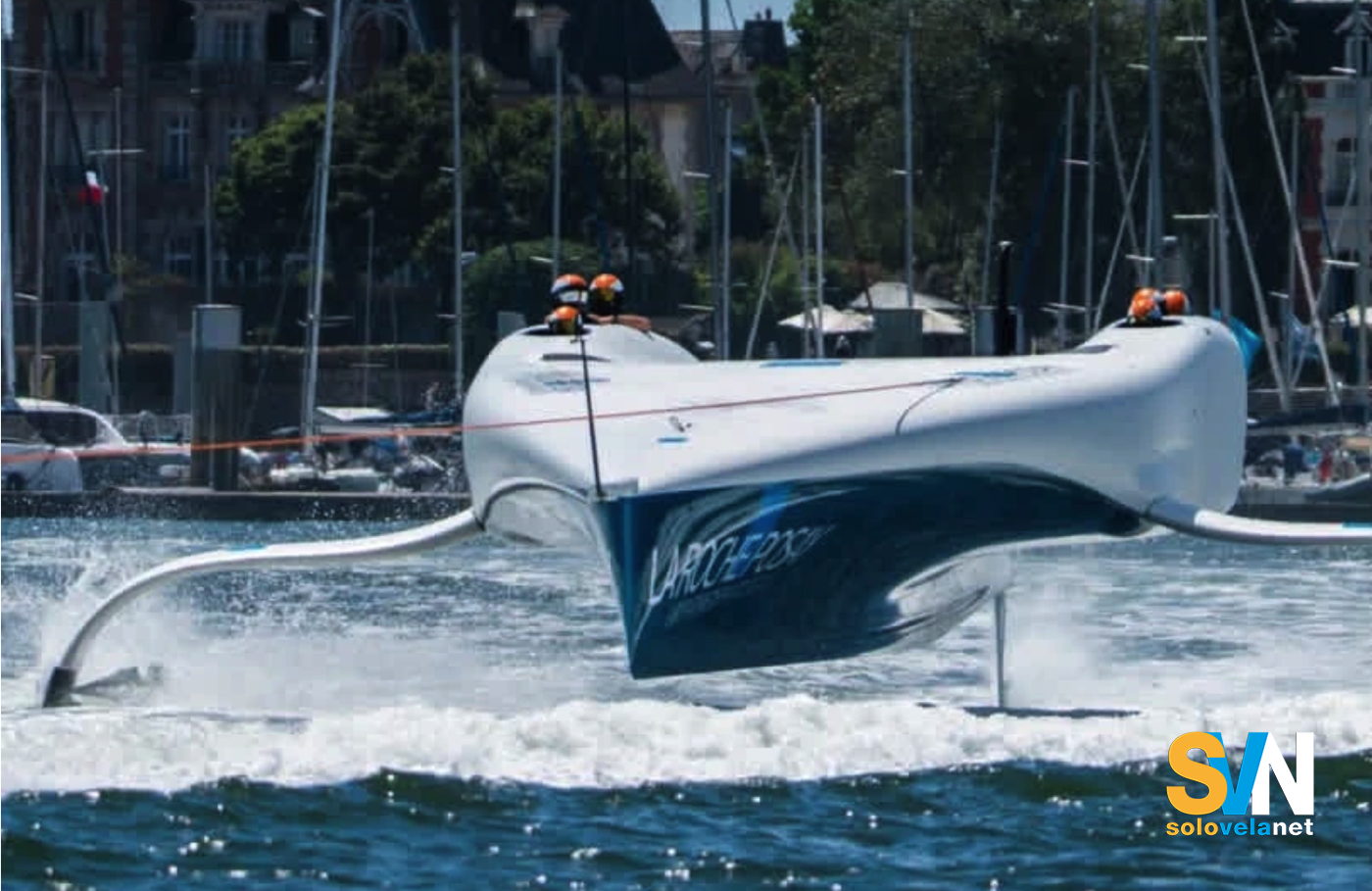 La Roche-Posay vara il suo AC75 verso l’America’s Cup 2027