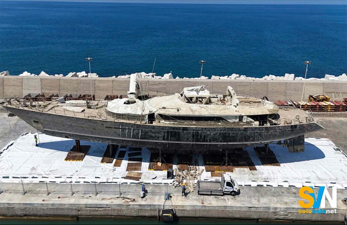 Il Bayesian sul piazzale del porto di Termini Imerese