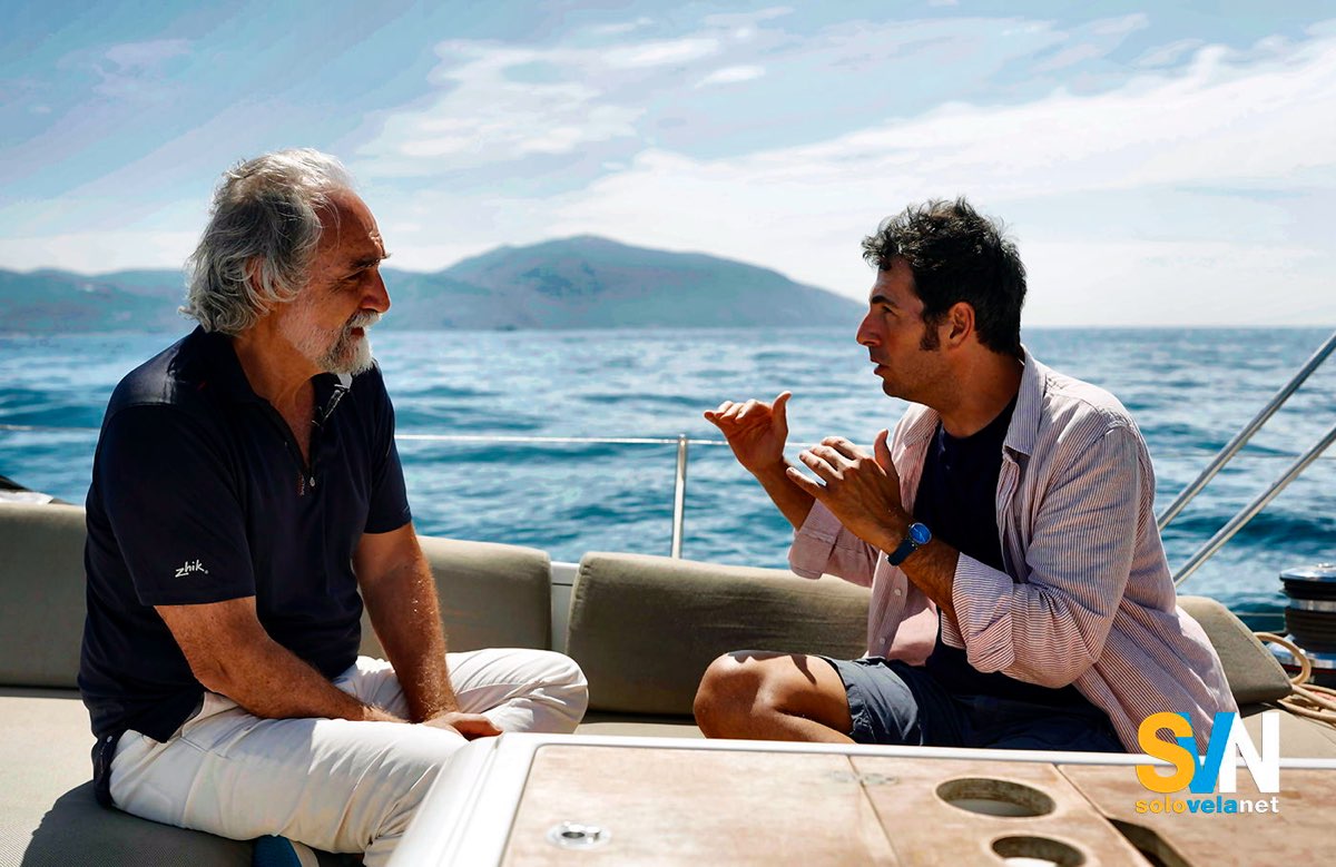 Maurizio Anzillotti e Fabio Gallo, conducono Navigando Lungoscosta da una barca a vela, parlando di vela e di territorio. Con loro, a terra, Daria Luppino