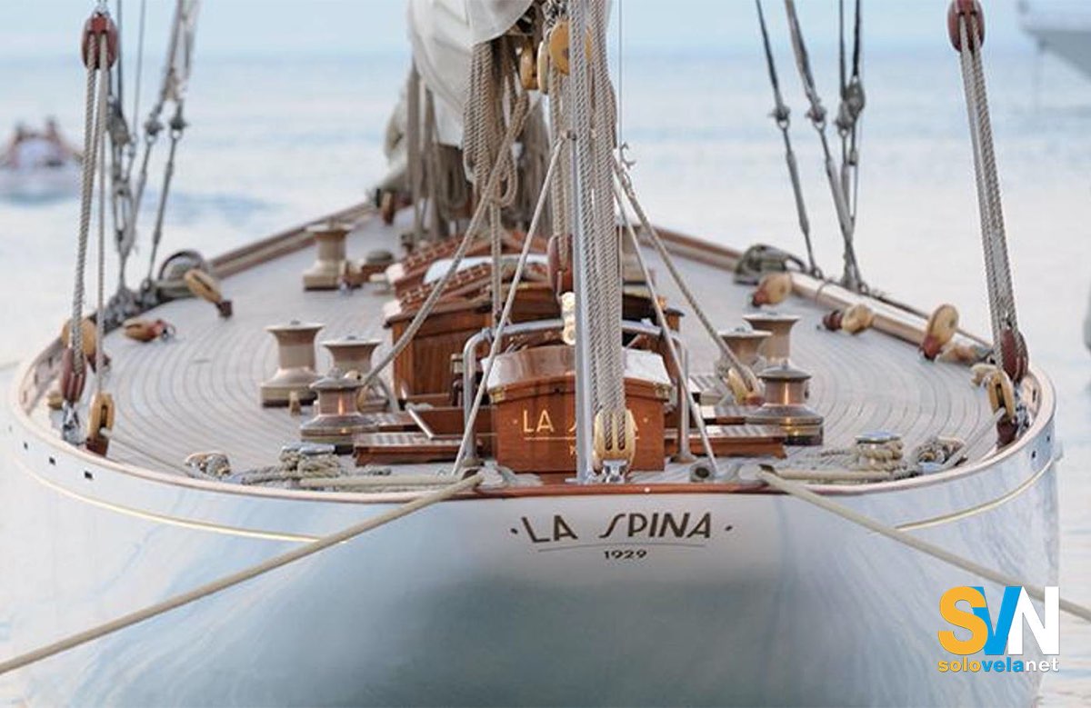 La Spina, è il primo 12 m S.I. italiano (numero velico I – 1) tornato in mare il 24 aprile del 2008 dopo un restauro durato circa quattro anni