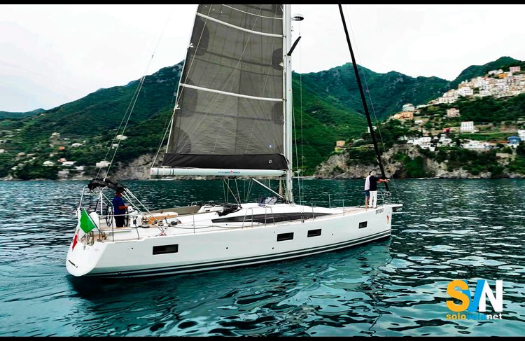 UNa delle barche usate nelle puntate di Navigando Lungocosta è uno Jeanneau 54 della flotta Spartivento