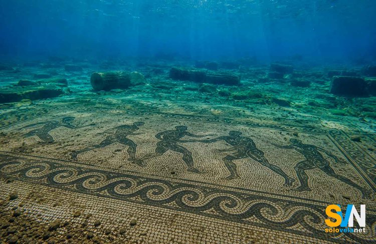 (Illustrazione) Uno dei mosaici del Parco archeologico sommerso di Baia, nei Campi Flegrei. A causa del bradisismo, parte dell’antica città romana di Baiae si trova oggi sotto il livello del mare ed è visitabile attraverso percorsi subacquei autorizzati