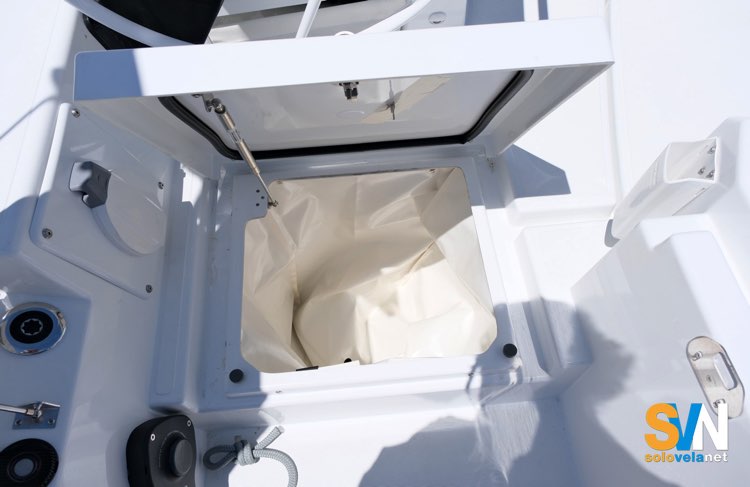 Dufour 48, il gavone protetto con la plastica spessa
