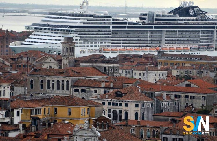 Una nave da crociera passa davanti ai palazzi di Venzia, questa è una delle cose che gli abitanti di Fiumicino tempono, dover combattere con mostri dalle dimensioni gigantesche