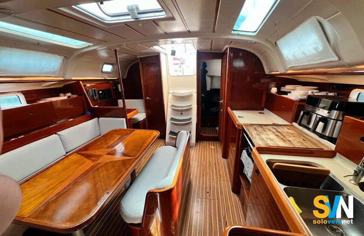 Oceanis 400, la dinette