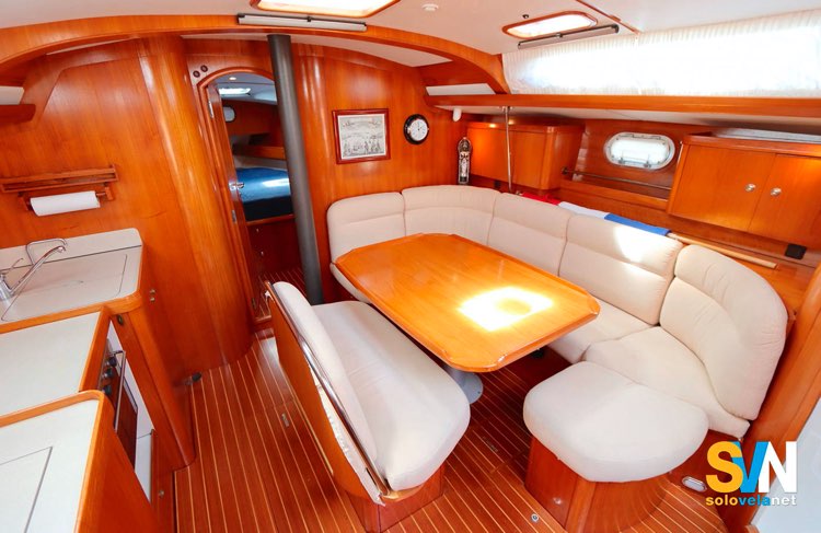 Sun Odyssey 42.1, la dinette