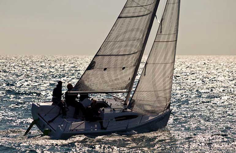Elan E1, scafo sportivo carrelabile