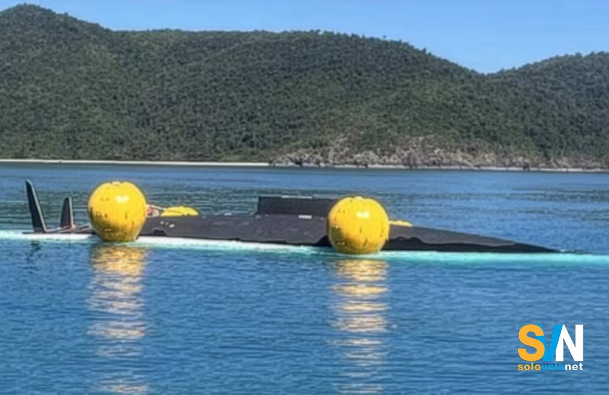 Viva la Vida capovolto e messo in sicurezza con dei palloni. Dopo l'urto con un reef la barca, che ha perso solo una parte della chiglia, si è inspiegabilmente riempita d'acqua