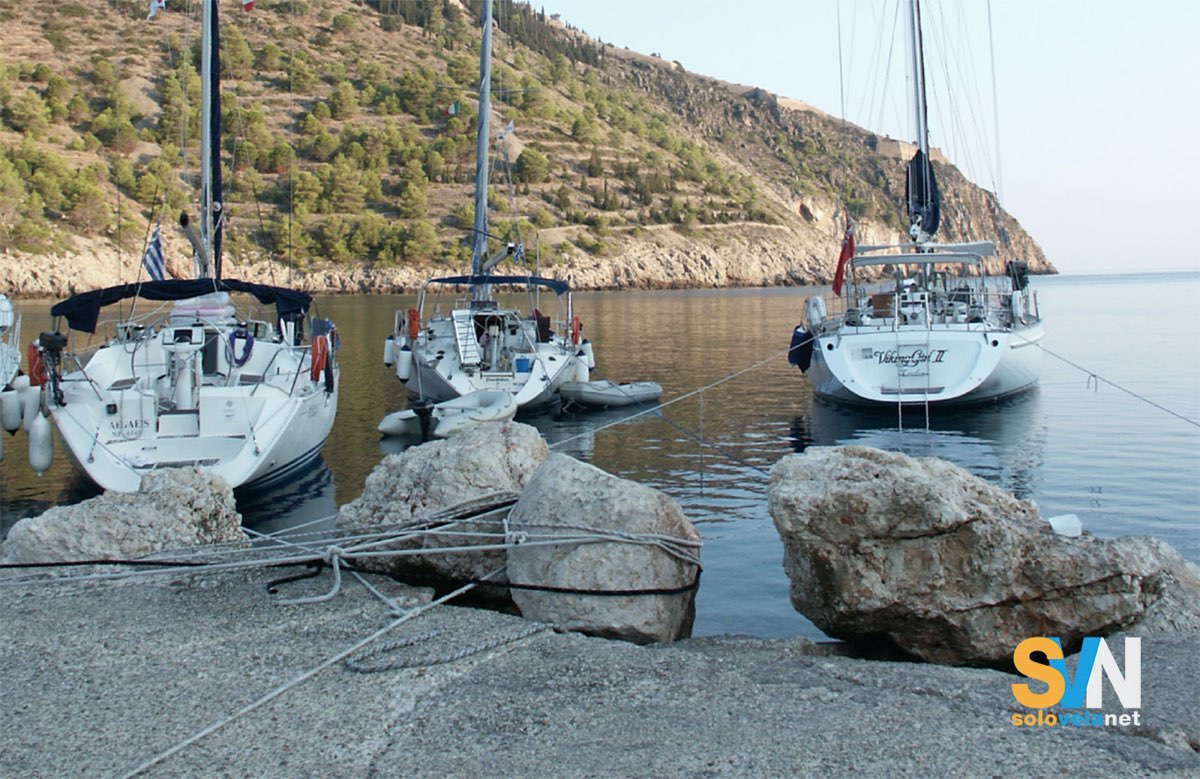 Grecia ionica: barche che hanno messo le cime a terra