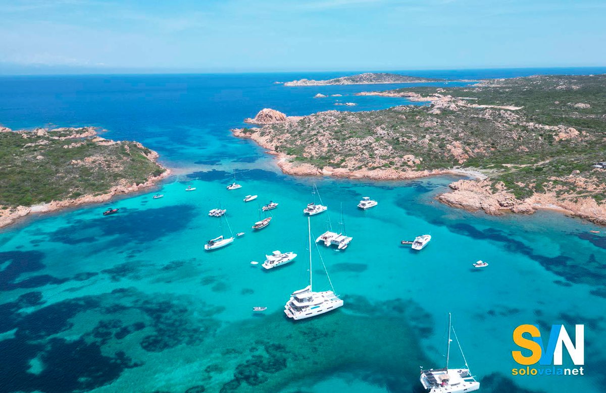 Cala Zeffiro alla Maddalena. Le barche presenti nel parco sono molte di meno di quelle che vi erano qualche anno fa. Multe e divieti hanno allontanato molti diportisti in particolare chi raggiungeva l’arcipelago con i piccoli gommoni