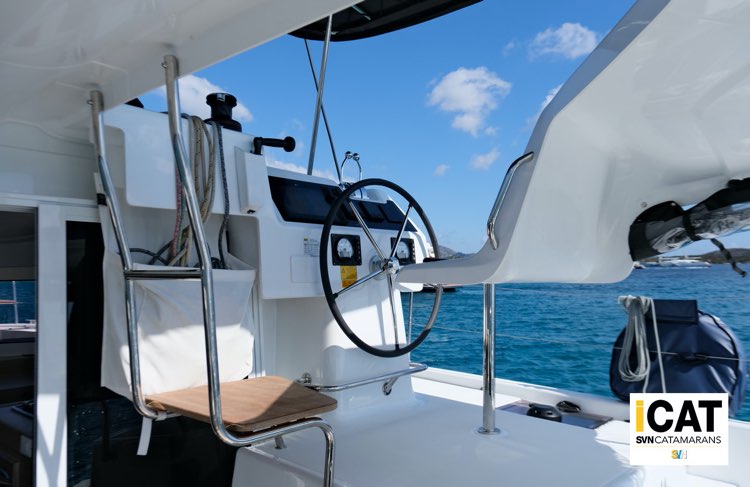 La plancia a mezzanino del Lagoon 38