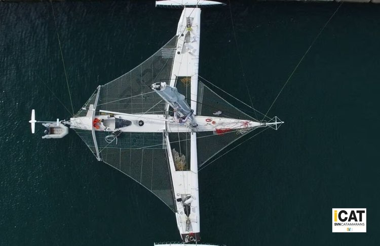 L’Hydroptère disarmato alla fonda