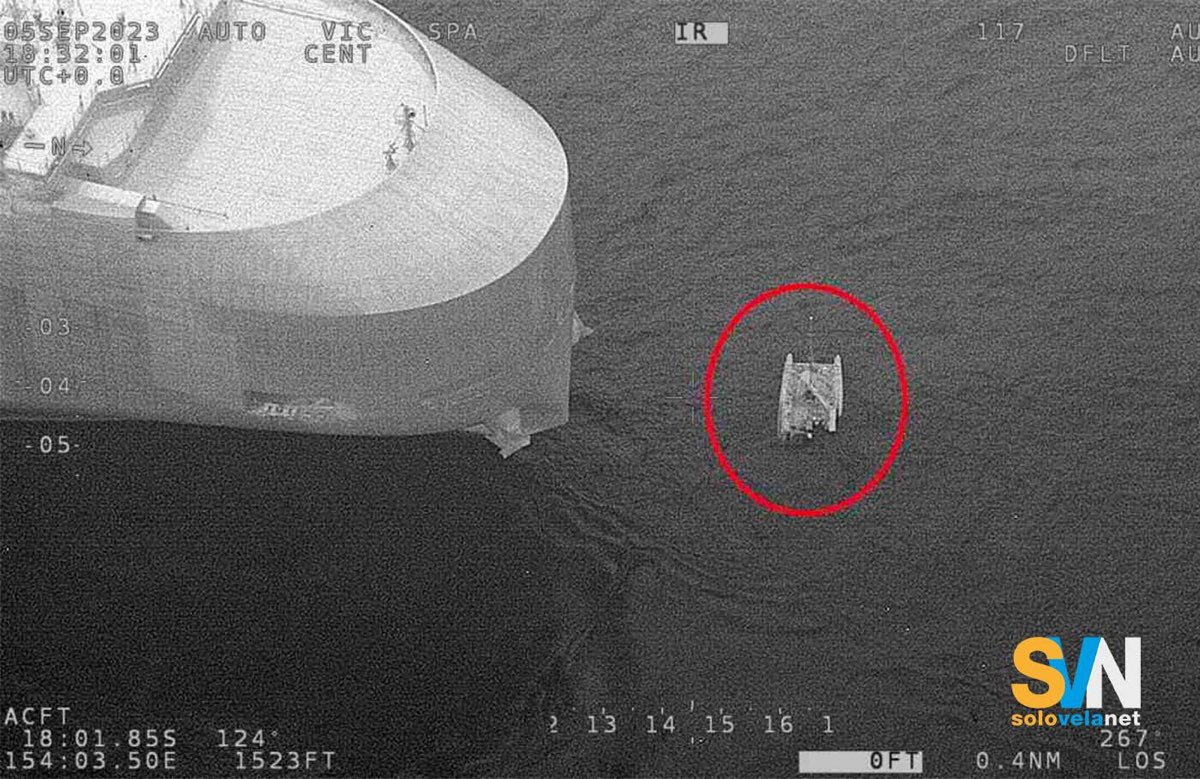 Il catamarano attaccato dagli squali visto dall'alto