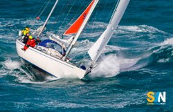 Navigare con onda contro: meglio stringere o poggiare?