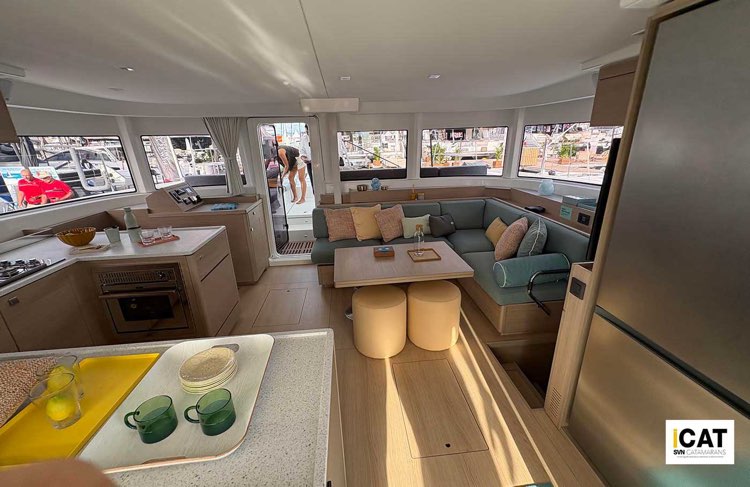 La dinette del Lagoon 47