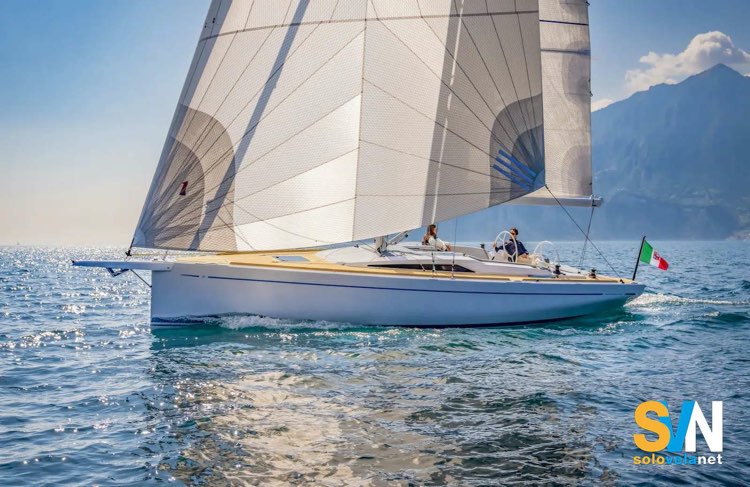 Grand Soleil con il Blu sterza verso la barca ecologica e sembra riuscire a centrar eil suo obiettivo