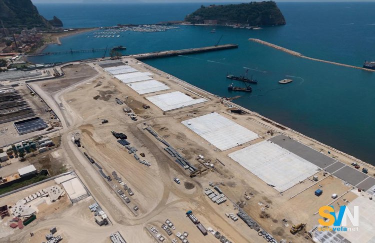 Come si presentano i lavori della colmata ad oggi. L'area della colmata è stata ricoperta in sicurezza e su di questa stanno sorgendo gli hangar per le barche