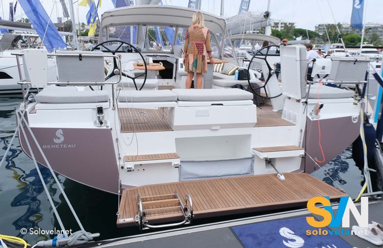 Oceanis 52: la poppa con le due aperture laterali, al centro una cassapanca che nasconde la cucina esterna