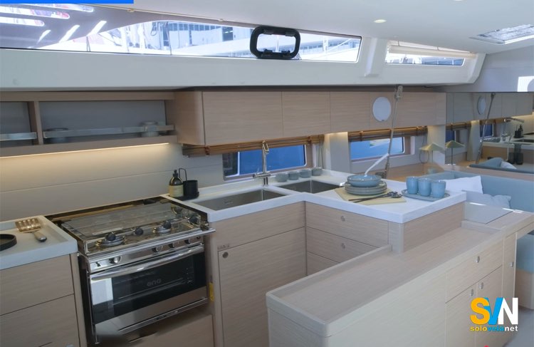 La cucina dell'Oceanis 52