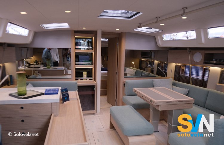 Oceanis 52: la dinette è molto grande, più grande di quella che era del Oceansi 51.1