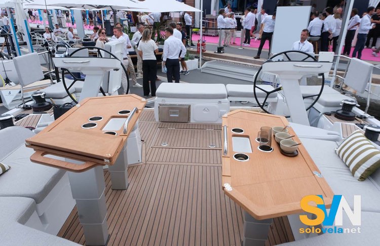 Oceanis 52: i due tevolini separati in pozzetto garantiscono un ottima viabilità nel pozzetto