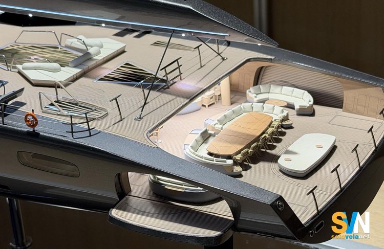 Il modello del Project 410 mostra la grande area di poppa, organizzata su più livelli e direttamente collegata al mare attraverso il beach club