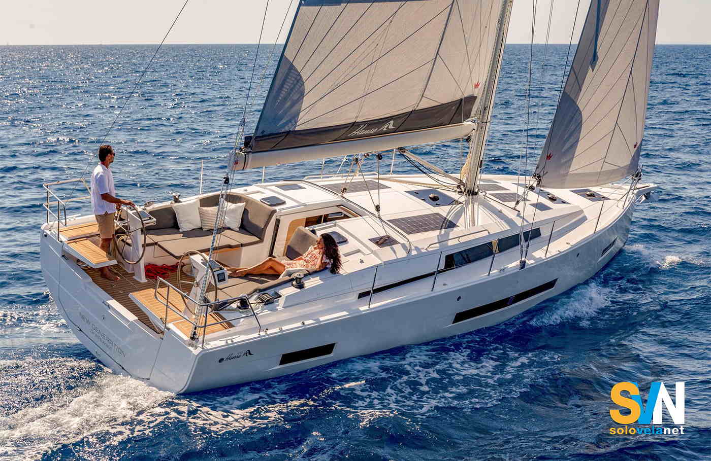 Hanse 410, Prua inversa, scafo a spigolo, motore elettrico