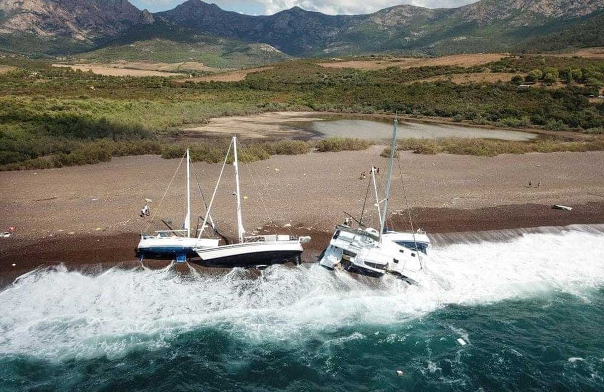 Barche che hanno perso l’ancoraggio e sono finite in spiaggia alla Girolata