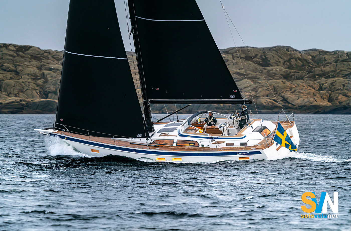 Hallberg Rassy 50,  central cockpit che coniuga tradizione e innovazione
